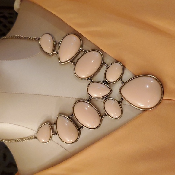 Pink and gold statement necklace - Picture 4 of 10